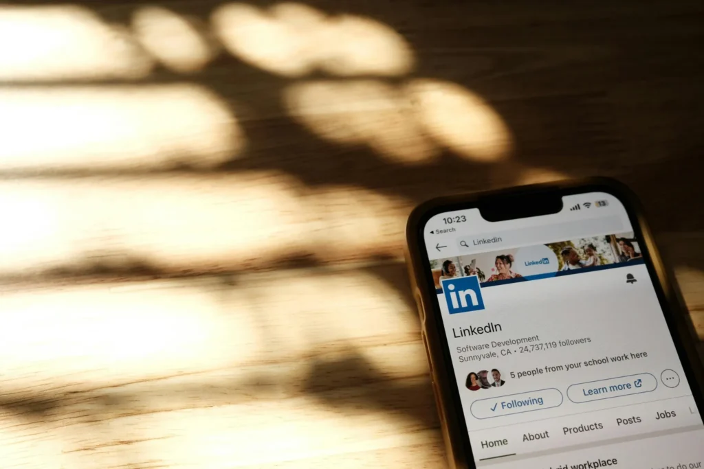 Téléphone avec un compte LinkedIn pour les professionnels de la communication.