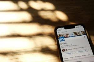 Téléphone avec un compte LinkedIn pour les professionnels de la communication.