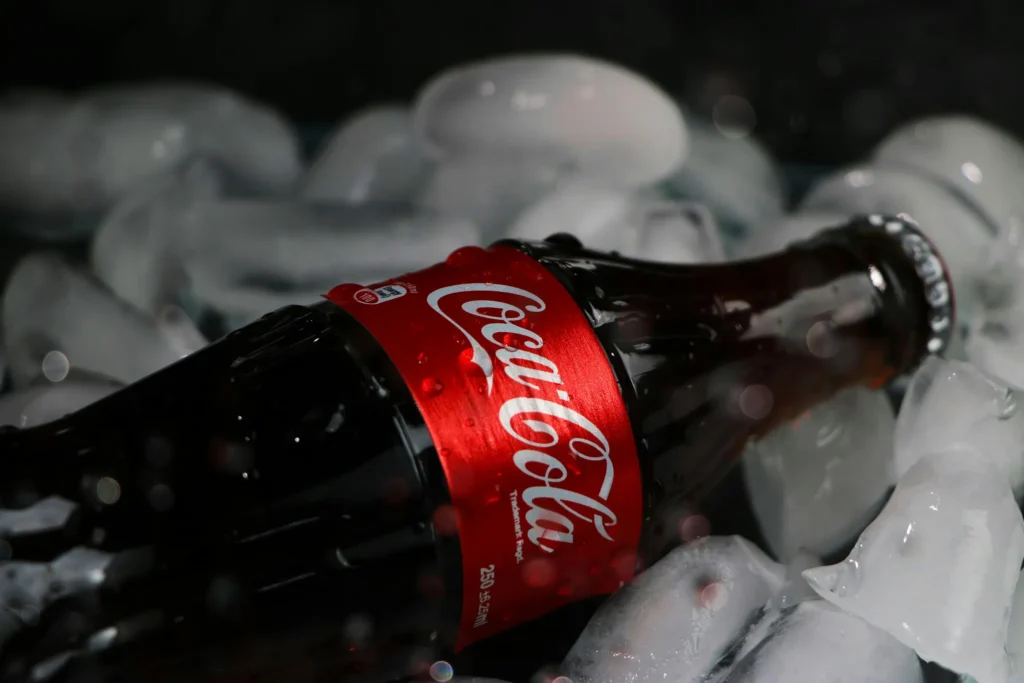 Bouteille Coca-Cola froide dans des glaçons.