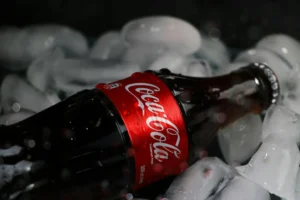 Bouteille Coca-Cola froide dans des glaçons.