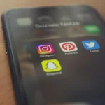 Téléphone allumé avec les réseaux sociaux.
