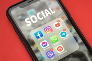 Téléphone allumé avec différents réseaux sociaux