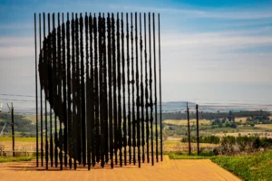 image de champs avec une oeuvre en plein milieu avec l'effet Mandela.