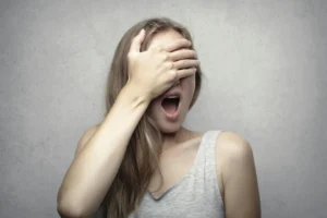 Femme utilisant la communication de la peur et criant.