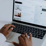 personne étant sur son ordinateur et sur un site internet