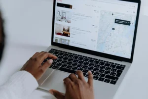 personne étant sur son ordinateur et sur un site internet