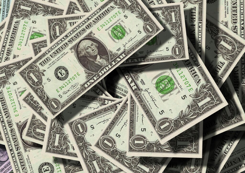 Billets en gros plan, illustrant l’investissement financier dans la publicité payante sur les réseaux sociaux.