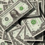 Billets en gros plan, illustrant l’investissement financier dans la publicité payante sur les réseaux sociaux.