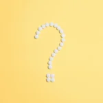 Point d’interrogation blanc sur fond jaune, symbole d’interrogations et de questionnements en communication