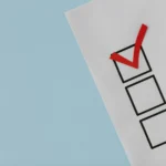 Check-list sur fond clair, symbolisant l’organisation et la planification en communication et gestion de projet