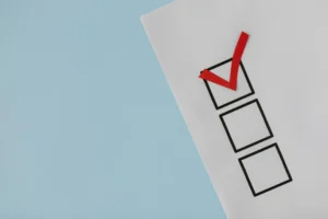 Check-list sur fond clair, symbolisant l’organisation et la planification en communication et gestion de projet