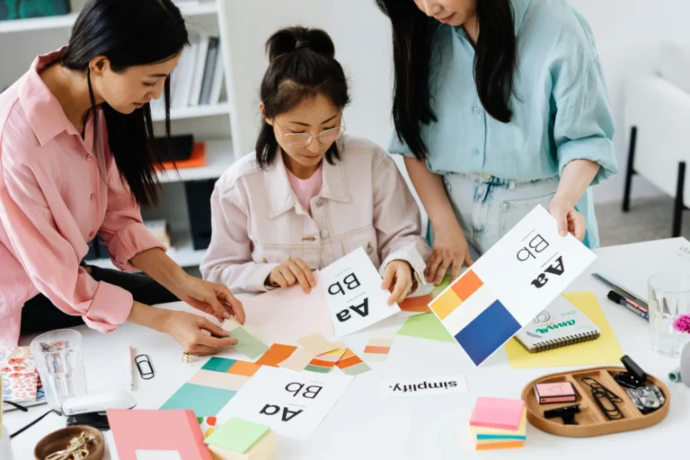 Création d'identité visuelle en agence de communication : choix de typographies et palettes des couleurs