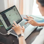 Ordinateur et création de site internet en agence de communication