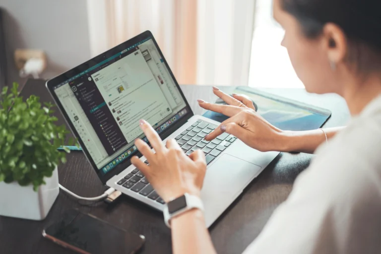 Ordinateur et création de site internet en agence de communication