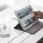 Tablette montrant un site internet avant une refonte professionnelle par une agence de communication