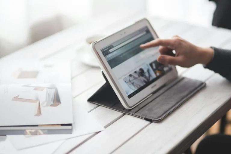 Tablette montrant un site internet avant une refonte professionnelle par une agence de communication