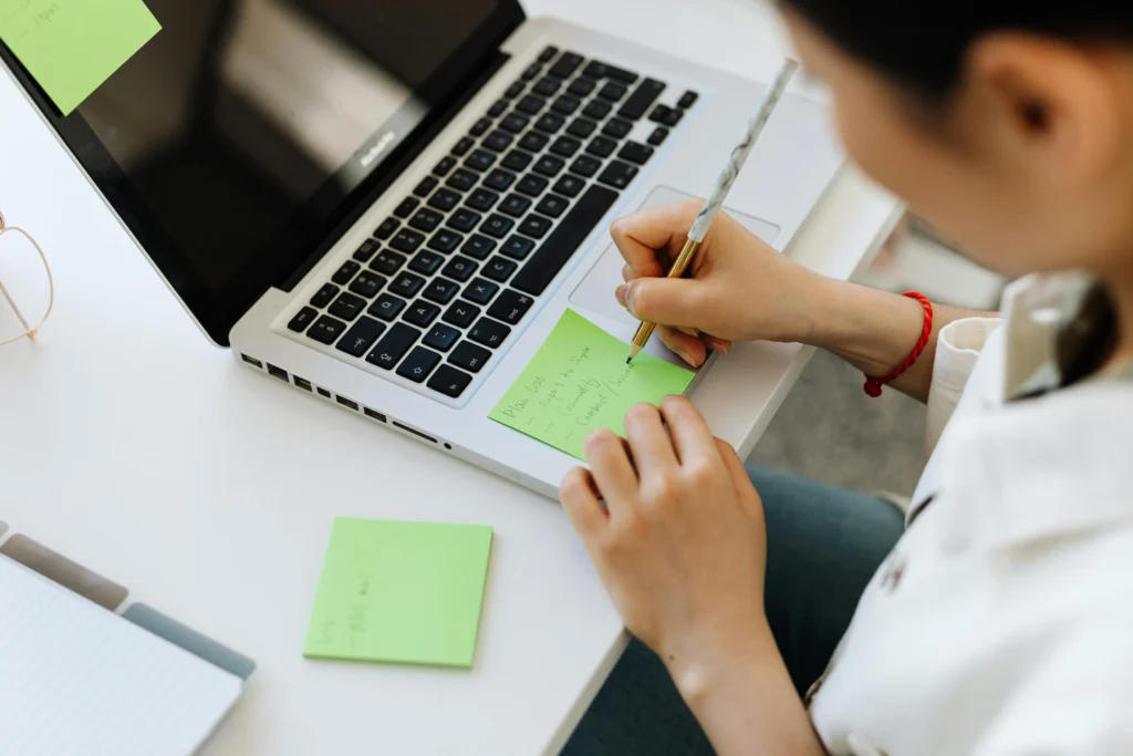 Checklist et ordinateur pour analyser sa communication d'entreprise avec l'agence de communication Laiko