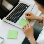 Checklist et ordinateur pour analyser sa communication d'entreprise avec l'agence de communication Laiko