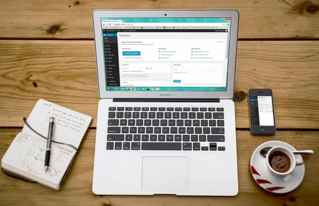 Ordinateur ouvert sur un blog Wordpress, conseils en création de blog pour une entreprise avec l'agence de communication Laiko