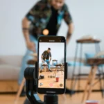 Homme qui se prend en vidéo pour créer du contenu sur les réseaux sociaux