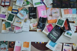 Exemples de packagings et visuels de marque pour mettre en avant l'importance du branding et de la charte graphique