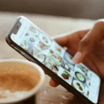 Image de téléphone sur Instagram pour montrer l'importance de la communication sur les réseaux sociaux notamment via l'agence de communication Laiko.
