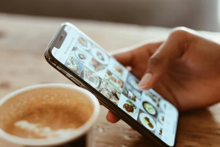 Image de téléphone sur Instagram pour montrer l'importance de la communication sur les réseaux sociaux notamment via l'agence de communication Laiko.